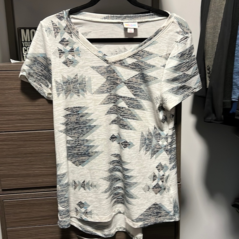 CLEARING THE CLOSET LuLaRoe Christie T Shirt size Small